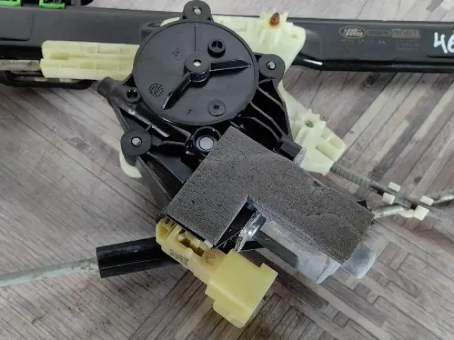 Стеклоподъемник задний правый DISCOVERY 5 L462