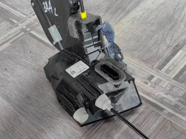 Замок задний левый Land Rover DISCOVERY 5 L462