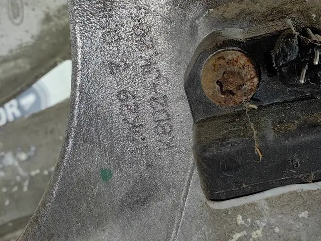 Кулак передний правый Range Rover Evoque 2 L551