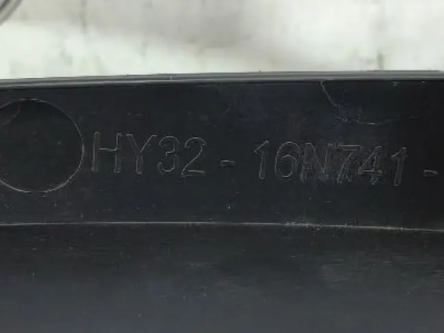 Уплотнитель капота Land Rover Discovery 5 L462