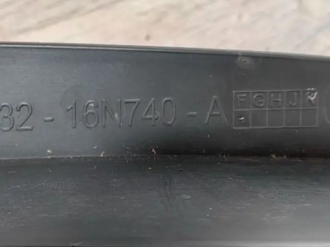 Уплотнитель капота Land Rover Discovery 5 L462