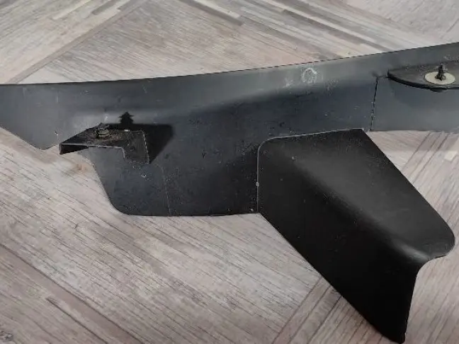 Уплотнитель капота Land Rover Discovery 5 L462