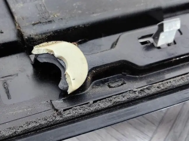 Молдинг крыши левый Land Rover Discovery 5 L462