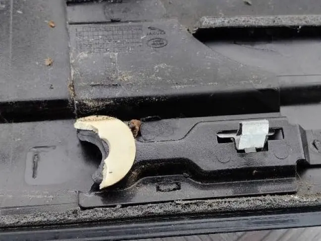 Молдинг крыши левый Land Rover Discovery 5 L462