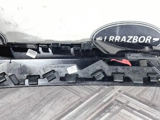 Молдинг стекла заднего Land Rover Discovery 5 L462