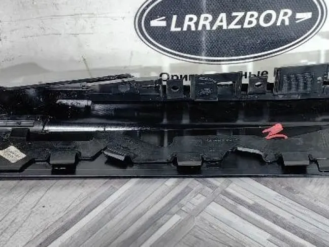 Молдинг стекла заднего Land Rover Discovery 5 L462