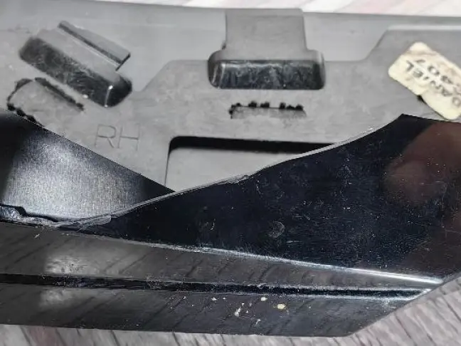 Молдинг стекла заднего Land Rover Discovery 5 L462