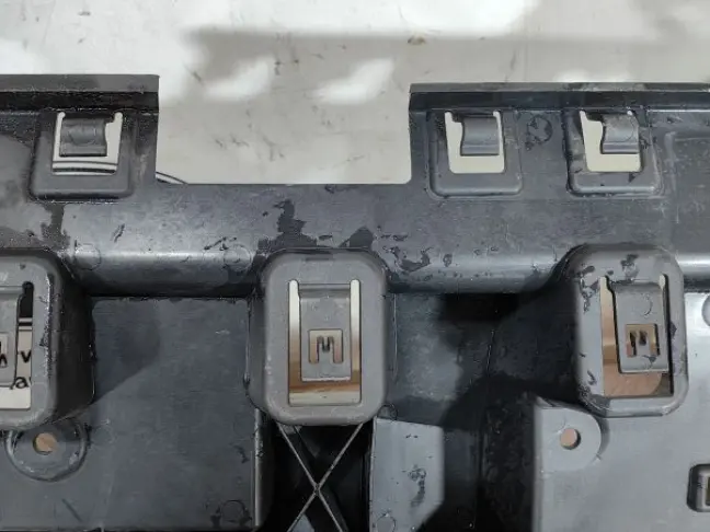 Кронштейн заднего бампера левый Disсovery 5 L462