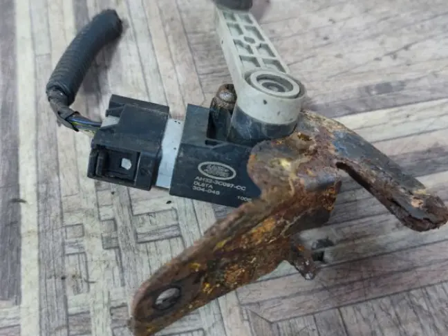 Датчик положения кузова передний RRS L320 рест