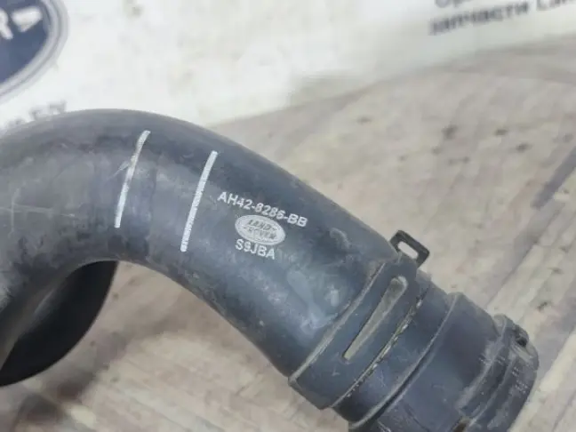 Патрубок охлаждения Range Rover 3 L322 5.0