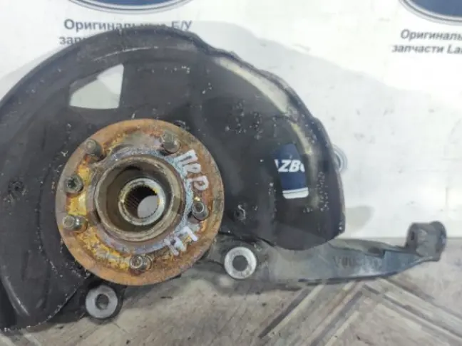 Кулак передний левый  Range Rover Sport L320 09-13