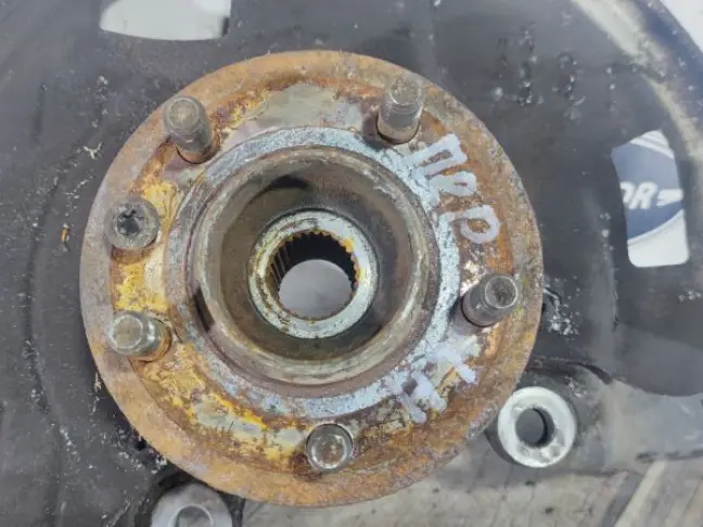 Кулак передний левый  Range Rover Sport L320 09-13