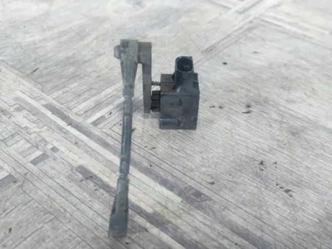 Датчик задний правый кузова Land Rover Discovery 3