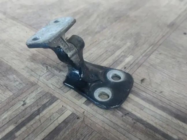 Петля двери верхняя левая Range Rover Sport L320