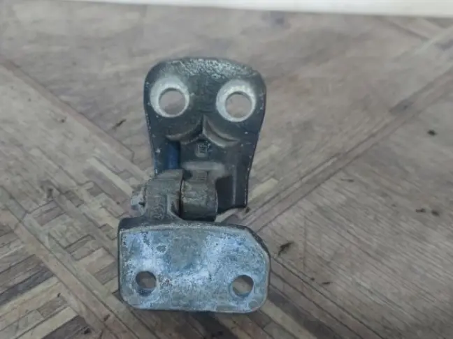 Петля двери нижняя правая Range Rover Sport L320