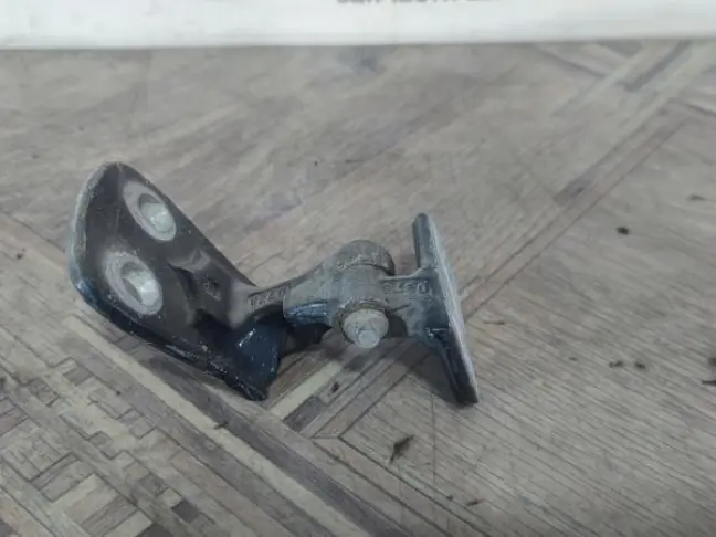 Петля двери нижняя правая Range Rover Sport L320