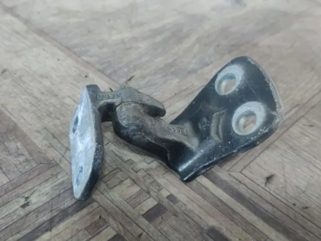 Петля двери нижняя правая Range Rover Sport L320