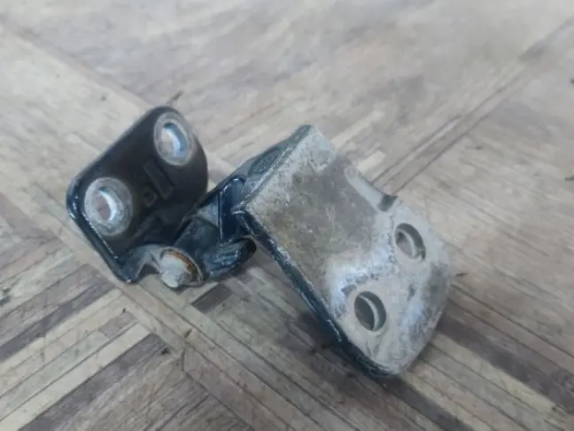 Петля двери нижняя правая Range Rover Sport L320