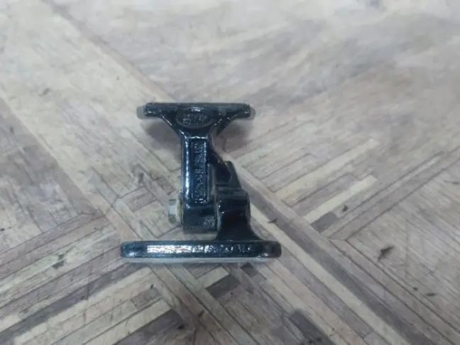 Петля двери верхняя правая Range Rover Sport L320