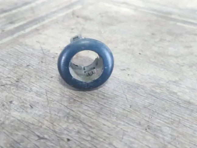 Кронштейн датчика парковки DISCOVERY 3 L319 05-09