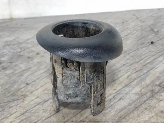 Кронштейн датчика парковки DISCOVERY 3 L319 05-09