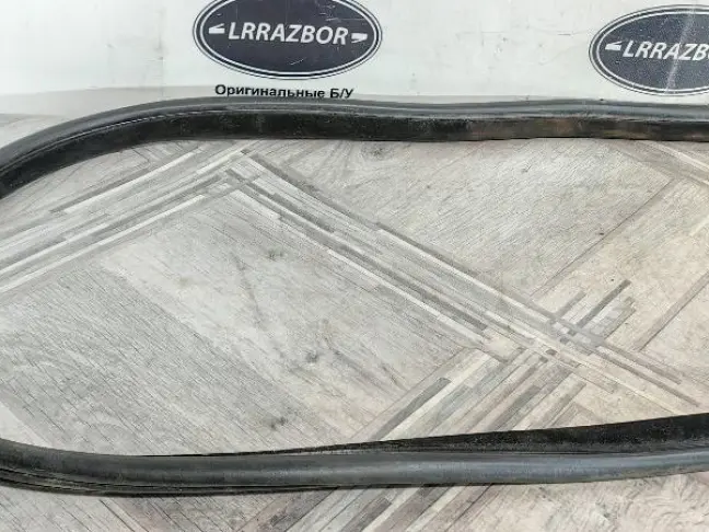 Уплотнитель задний Land Rover DISCOVERY 3/4 L319