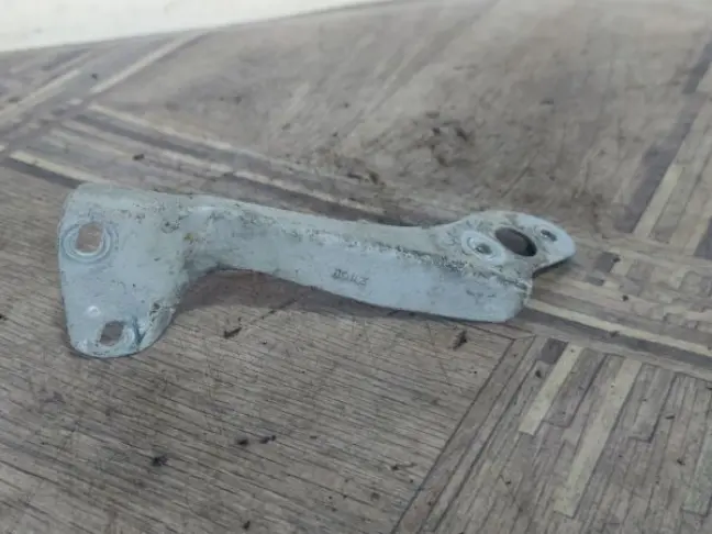 Кронштейн крыла левый DISCOVERY 3/4 L319