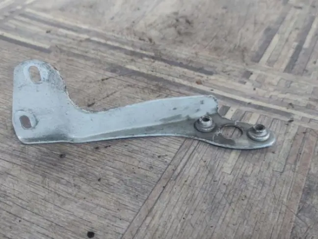 Кронштейн крыла левый DISCOVERY 3/4 L319