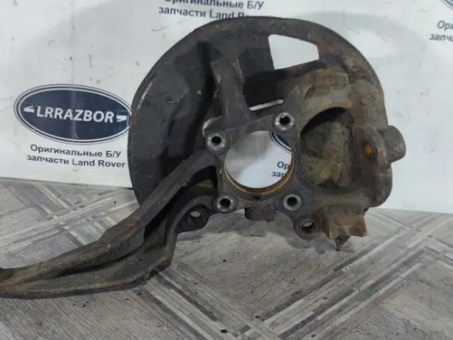 Кулак поворотный передний левый DISCOVERY 3 L319