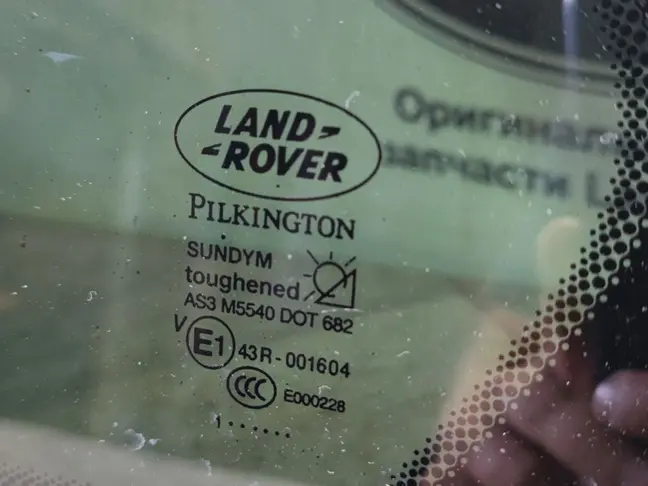 Стекло кузовное глухое левое Land Rover Sport L320