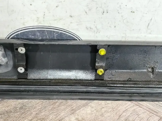 Молдинг передней правой двери DISCOVERY 3 L319