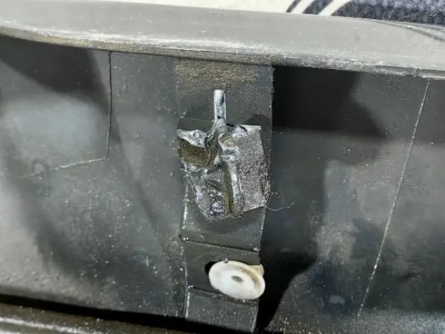 Молдинг передней правой двери DISCOVERY 3 L319