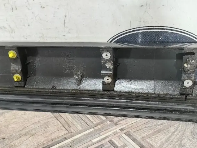 Молдинг передней правой двери DISCOVERY 3 L319