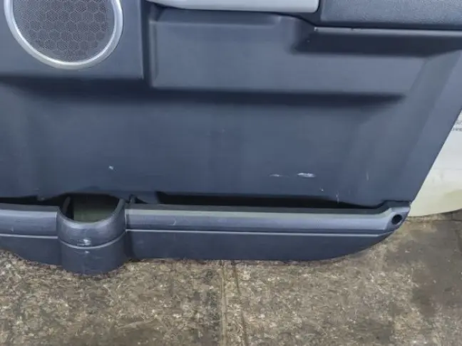 Обшивка двери правая перед DISCOVERY 3 L319 05-09