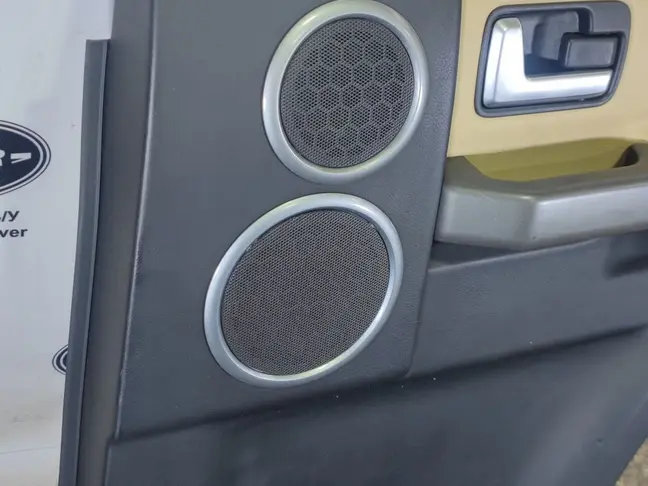 Обшивка двери правая задняя DISCOVERY 3 L319 05-09