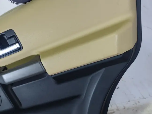 Обшивка двери правая задняя DISCOVERY 3 L319 05-09