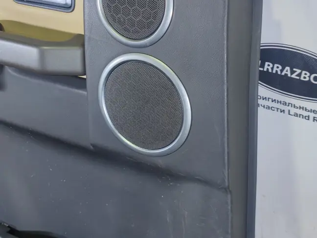 Обшивка двери левая задняя DISCOVERY 3 L319 05-09