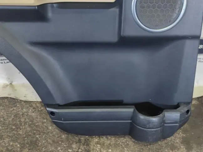 Обшивка двери левая задняя DISCOVERY 3 L319 05-09