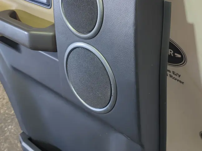 Обшивка двери левая задняя DISCOVERY 3 L319 05-09