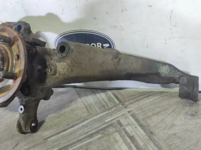 Кулак передний правый  Range Rover Sport L320 05+