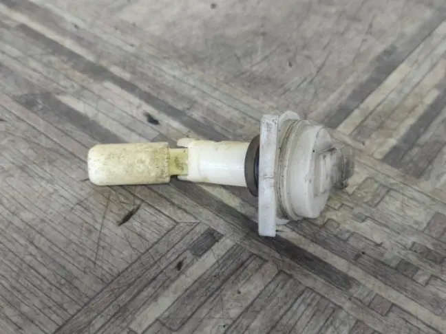 Датчик уровня омывайки Land Rover Freelander 2