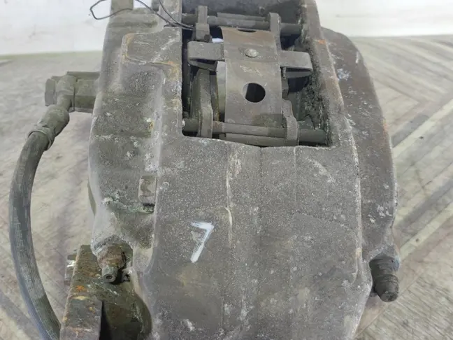 Суппорт левый передний Range Rover 3 L322