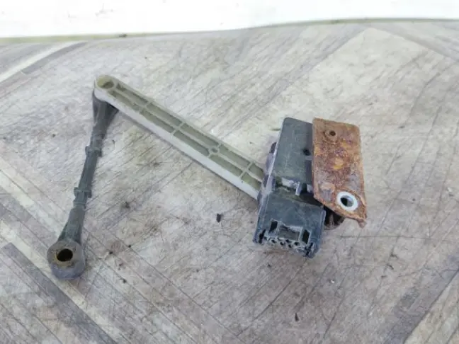 Датчик положения кузова лев Range Rover L322 05-09