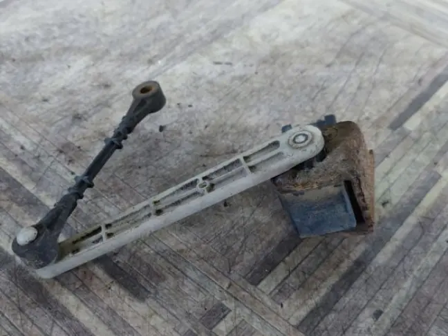 Датчик положения кузова лев Range Rover L322 05-09