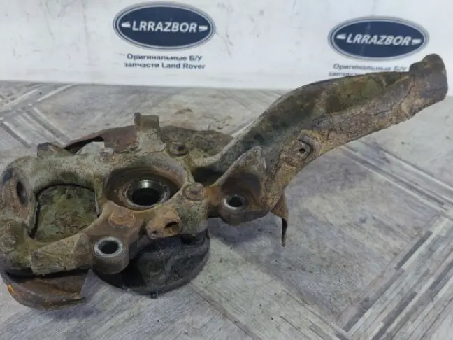 Кулак поворотный передний правый DISCOVERY 3 L319