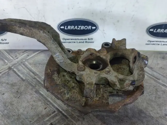 Кулак поворотный передний правый DISCOVERY 3 L319