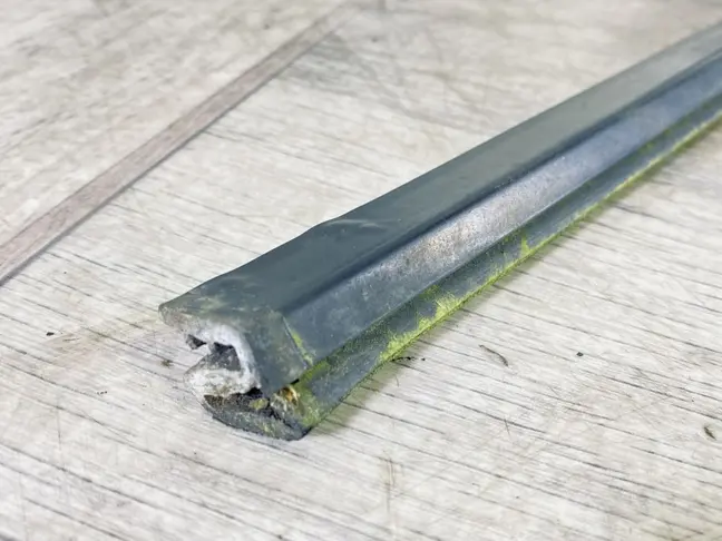 Молдинг стекла правый Land Rover Freelander 2 2.2