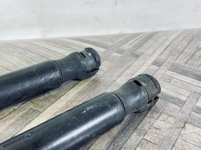 Амортизаторы багажника Land Rover Freelander 2