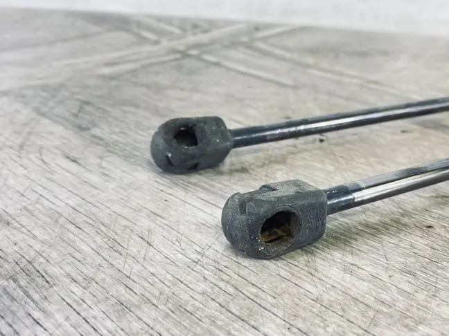 Амортизаторы багажника Land Rover Freelander 2