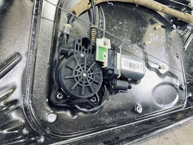 Стеклоподъемник передний Land Rover Freelander 2